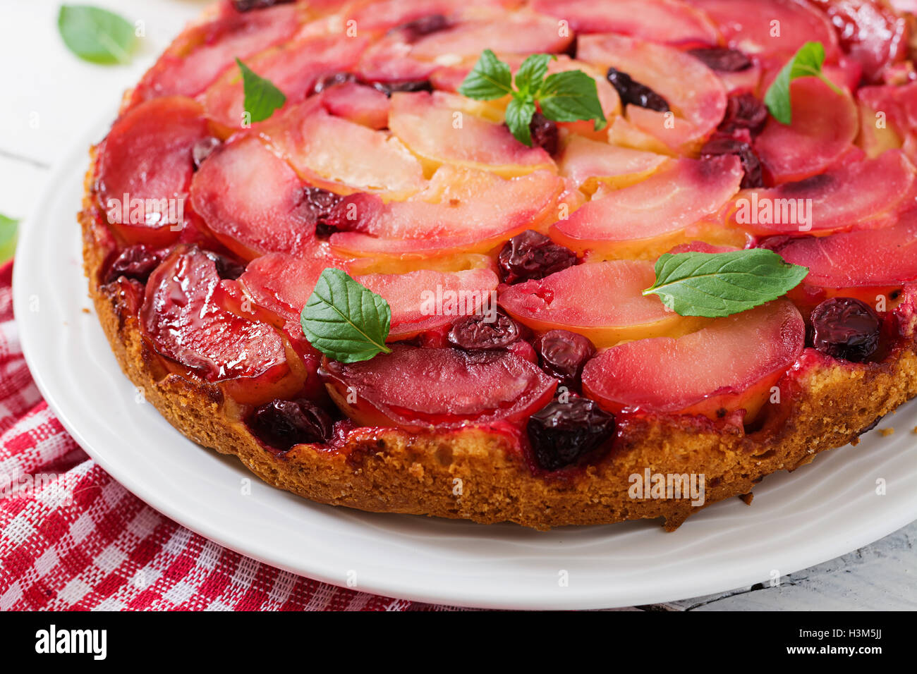 Delicata Torta di biscotti con mele e ciliegie. Foto Stock