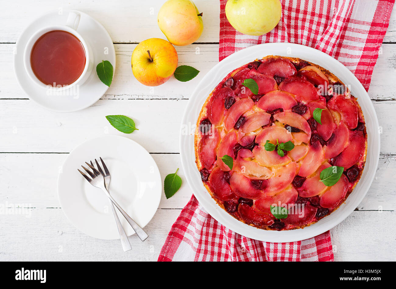 Delicata Torta di biscotti con mele e ciliegie. Vista superiore Foto Stock