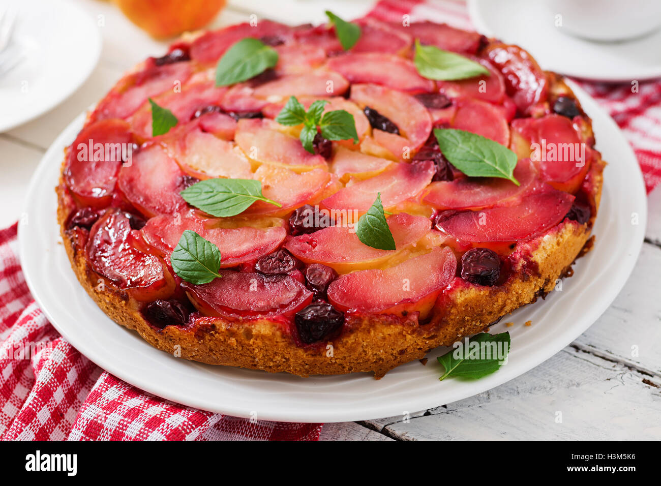 Delicata Torta di biscotti con mele e ciliegie. Foto Stock