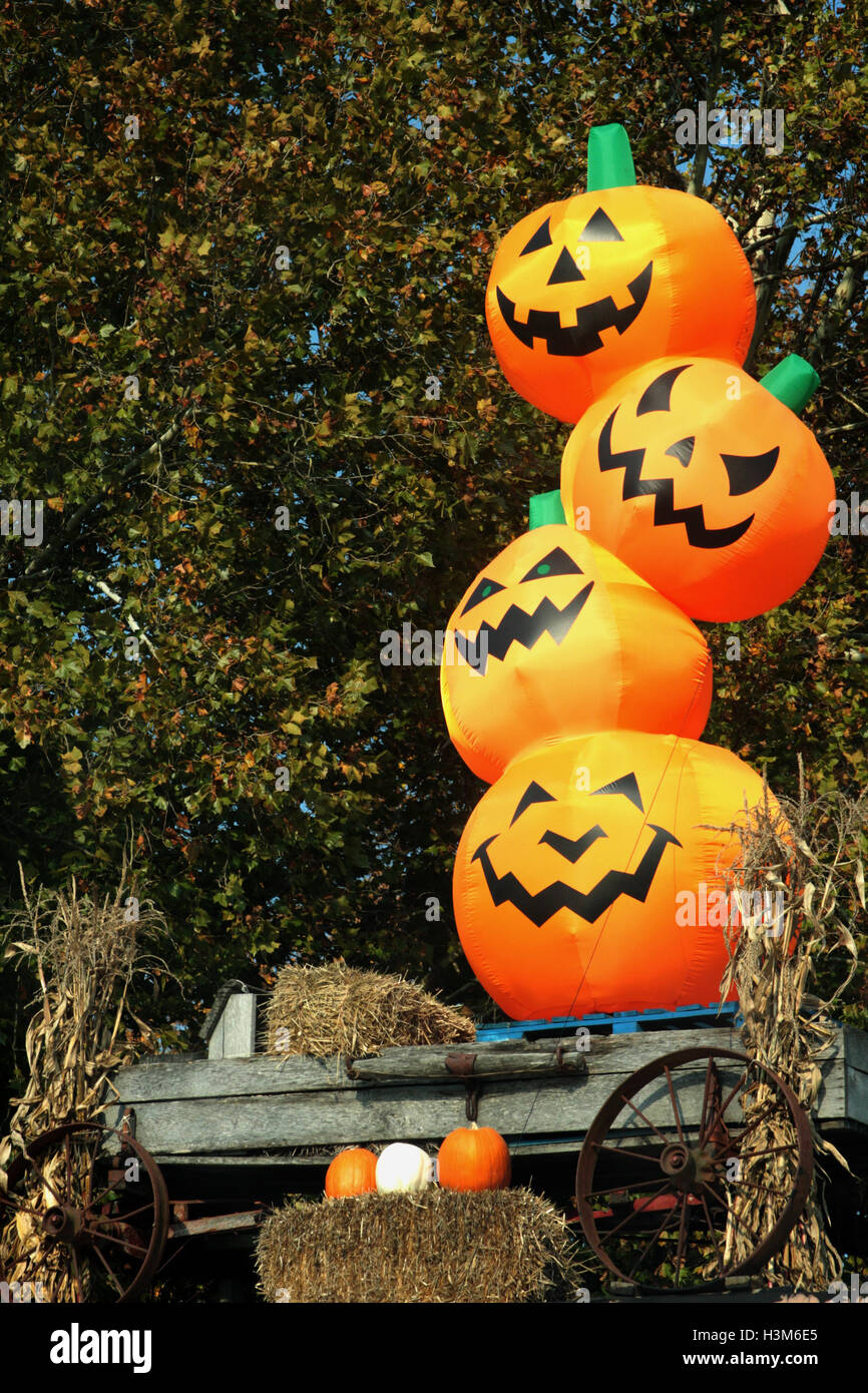Outdoor vendita di zucca, con grande gonfiabile di zucca Foto Stock