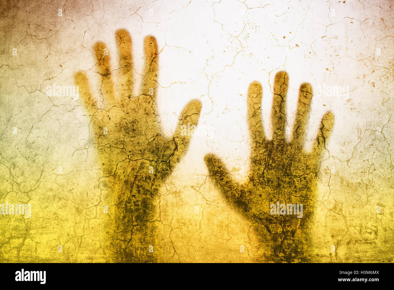 Back lit silhouette di persona intrappolata mani dietro il vetro opaco, utili come immagine illustrativa per il traffico di esseri umani, la prostituzione Foto Stock