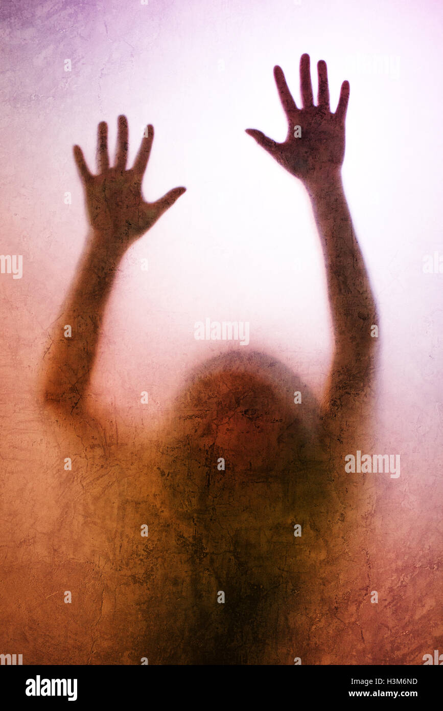 Donna intrappolata concetto con back lit silhouette di mani dietro il vetro opaco, utili come immagine illustrativa per il traffico di esseri umani, Foto Stock