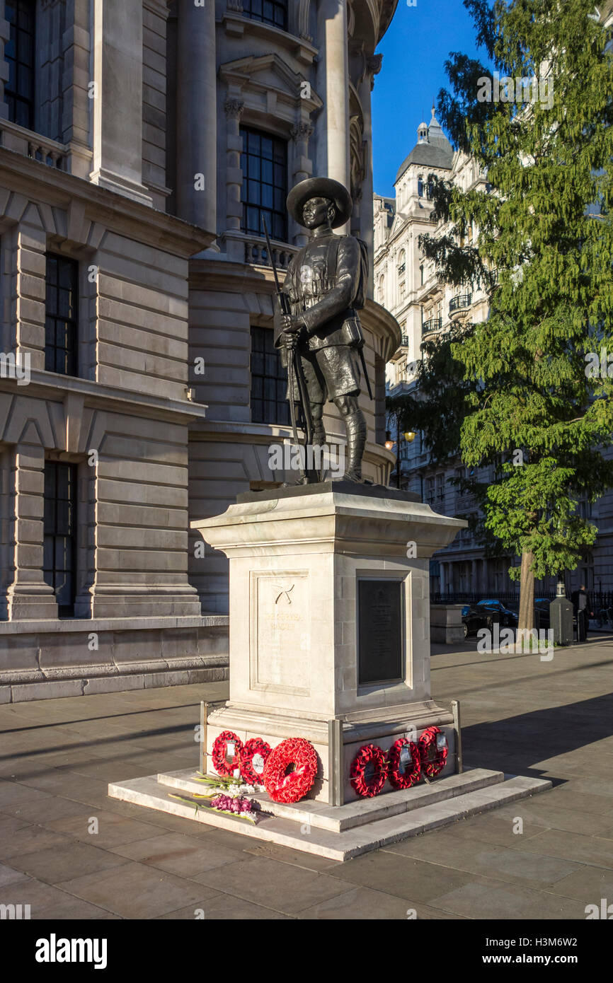 Il Soldato gurkha della statua di Philip Jackson, Horse Guards Avenue, London, Regno Unito Foto Stock