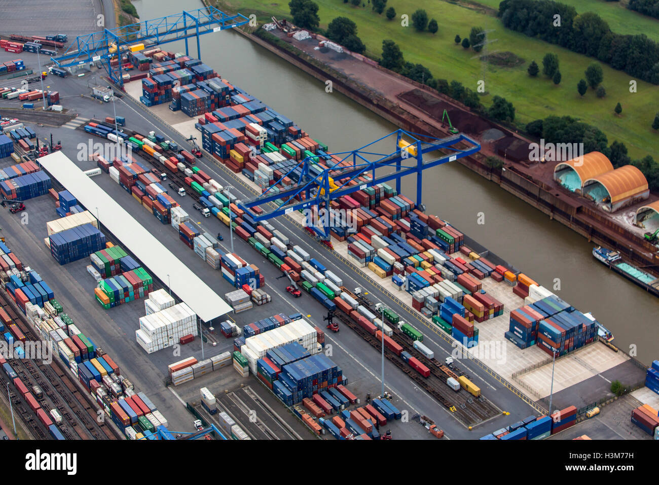 Veduta aerea del porto interno Ruhrort, Duisburg, Germania, il fiume Reno, Logport container terminal, Foto Stock