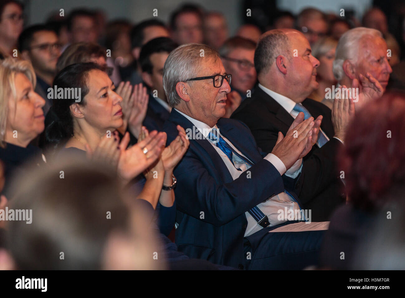 Unione Primo ministro Jean-Claude Junker assiste il CSV conferenza delle parti al presente Claude Wiseler come candidato Foto Stock