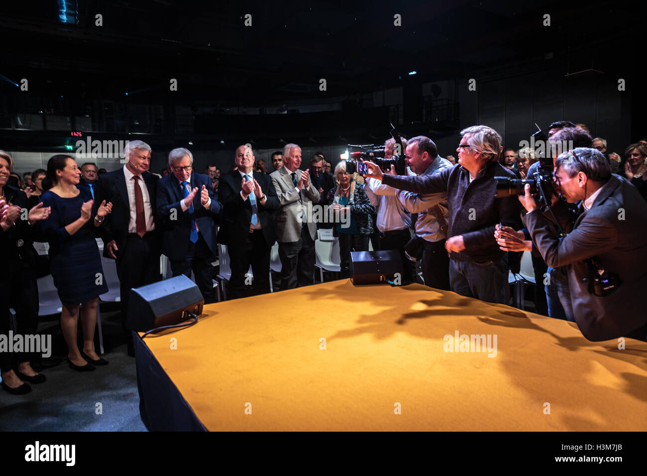 Unione Primo ministro Jean-Claude Junker assiste il CSV conferenza delle parti al presente Claude Wiseler come candidato Foto Stock