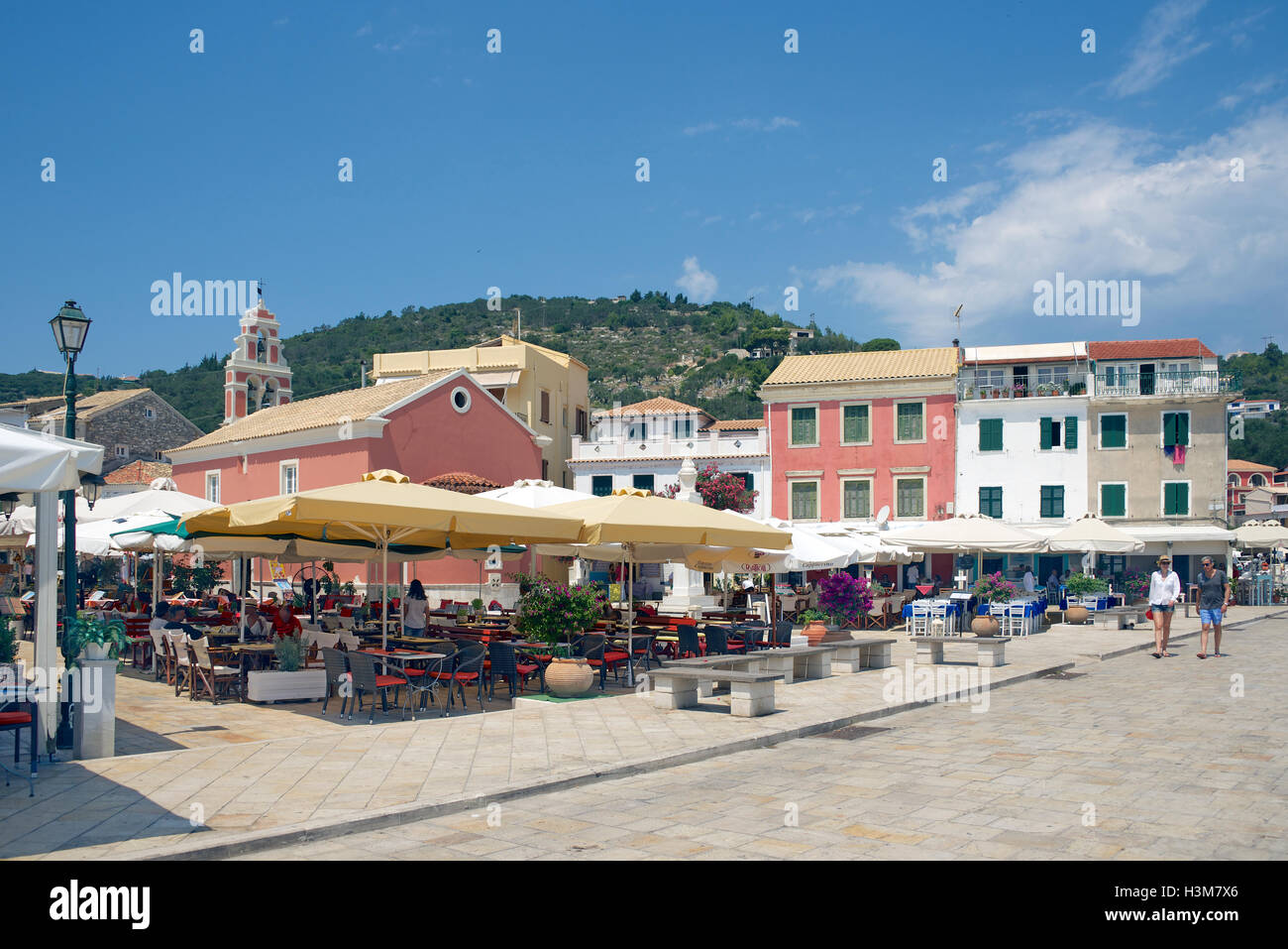 La principale piazza e chiesa Gaios Paxos ISOLE IONIE Grecia Foto Stock