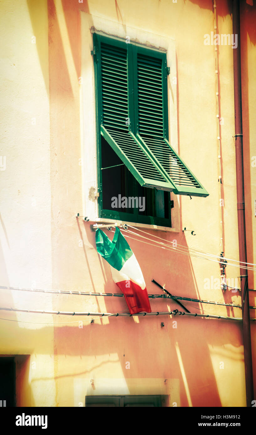 Finestra e Bandiera Italiana Foto Stock