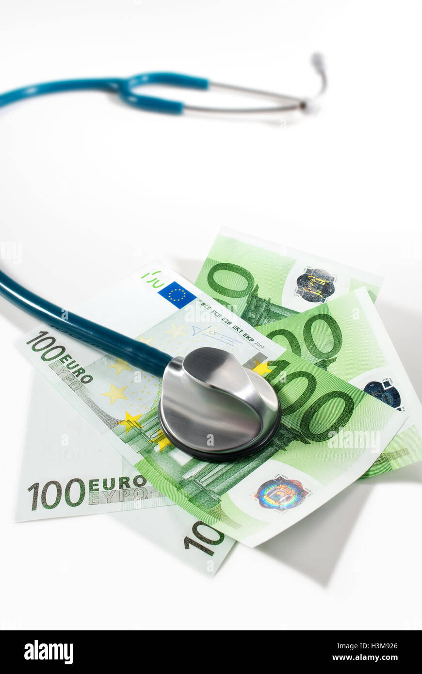 Lo stetoscopio e le banconote in euro Foto Stock