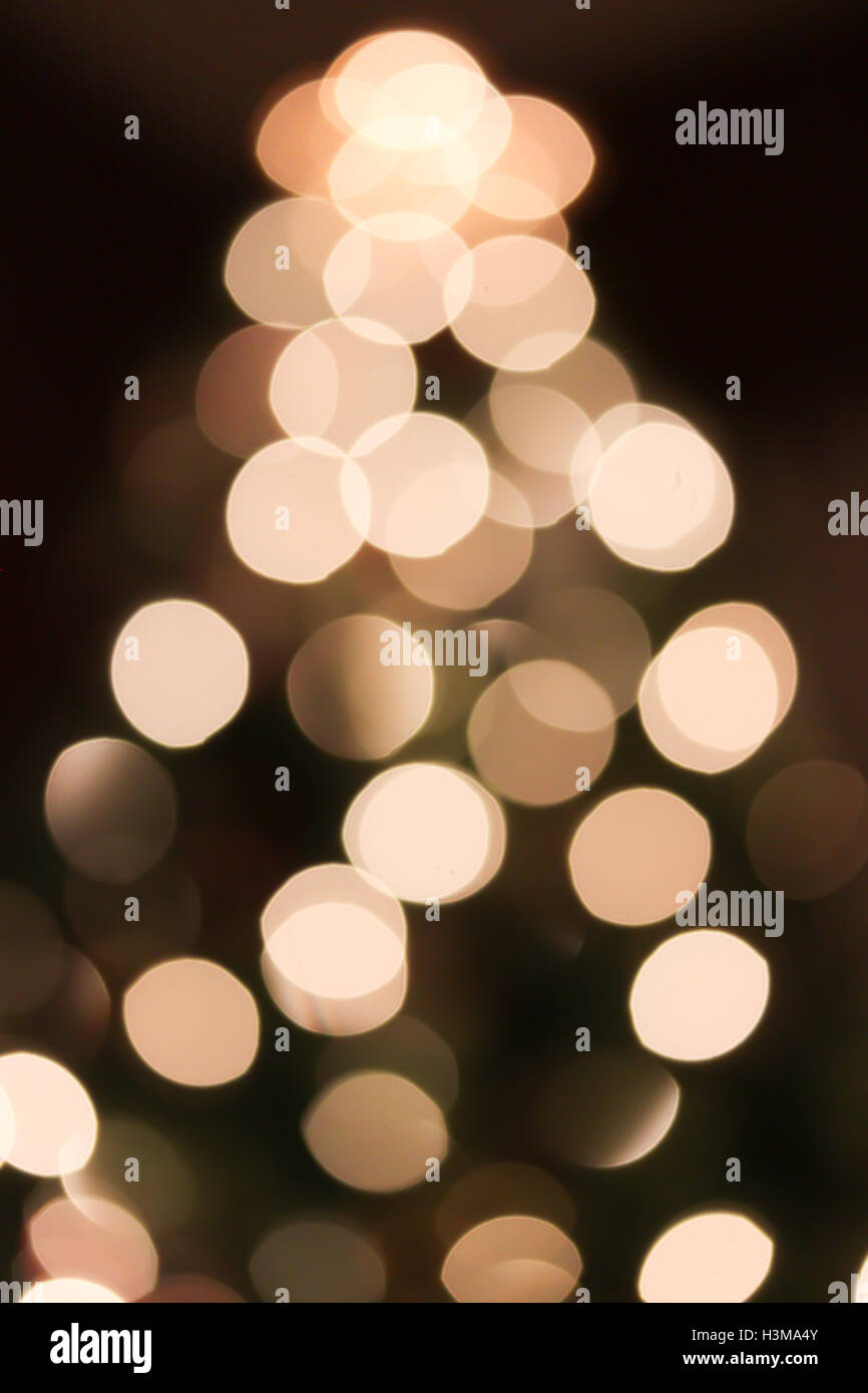 Bianco Natale luci su un albero di Natale vengono soffiate fuori della messa a fuoco per creare un tema di festa o di sfondo. Foto Stock Bianco Natale luci su un albero di Natale vengono soffiate fuori della messa a fuoco per creare un tema di festa o di sfondo. Foto Stock