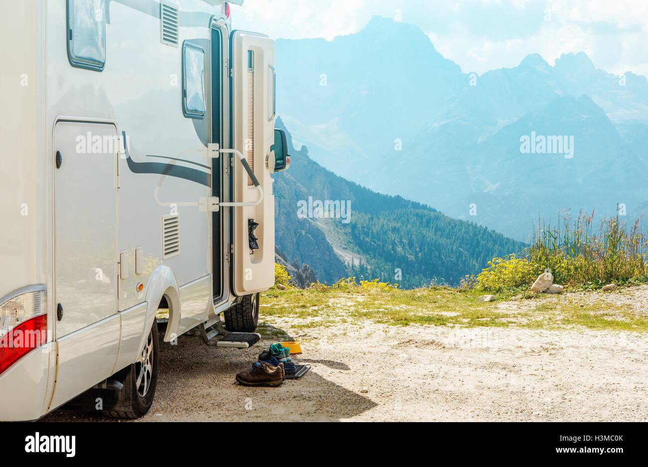 Motorhome RV Montagne viaggio. Camper campeggio e la Scenic Mountain View. Foto Stock