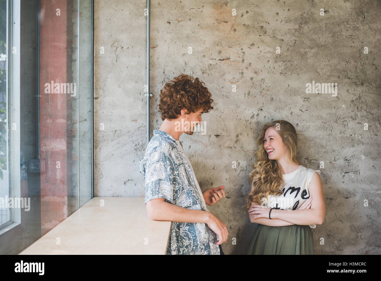 Co-lavoratori accanto al banco bar dalla finestra Foto Stock