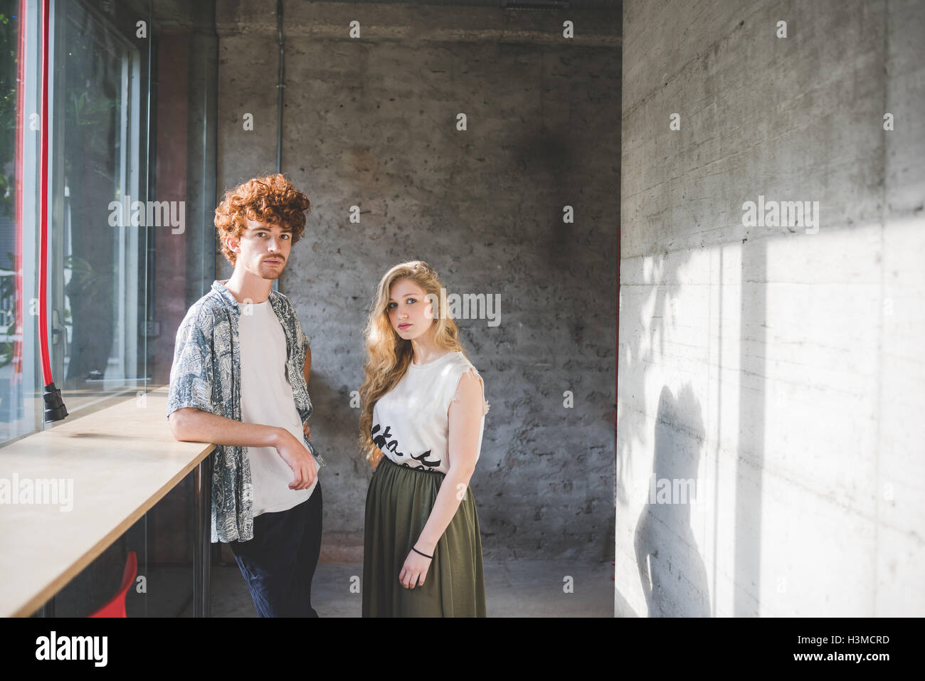 Co-lavoratori accanto al banco bar dalla finestra Foto Stock