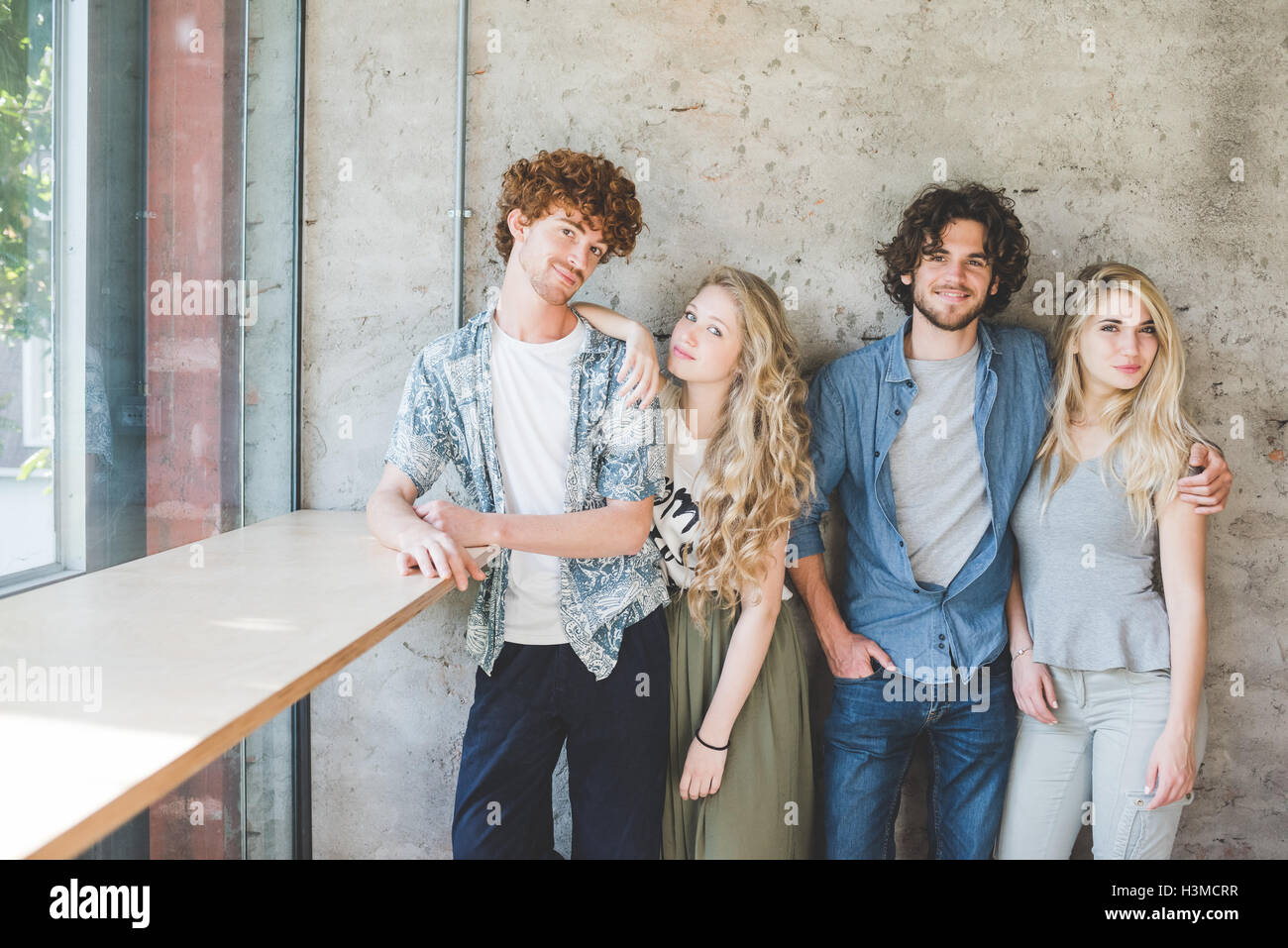 Co-lavoratori accanto al banco bar dalla finestra Foto Stock