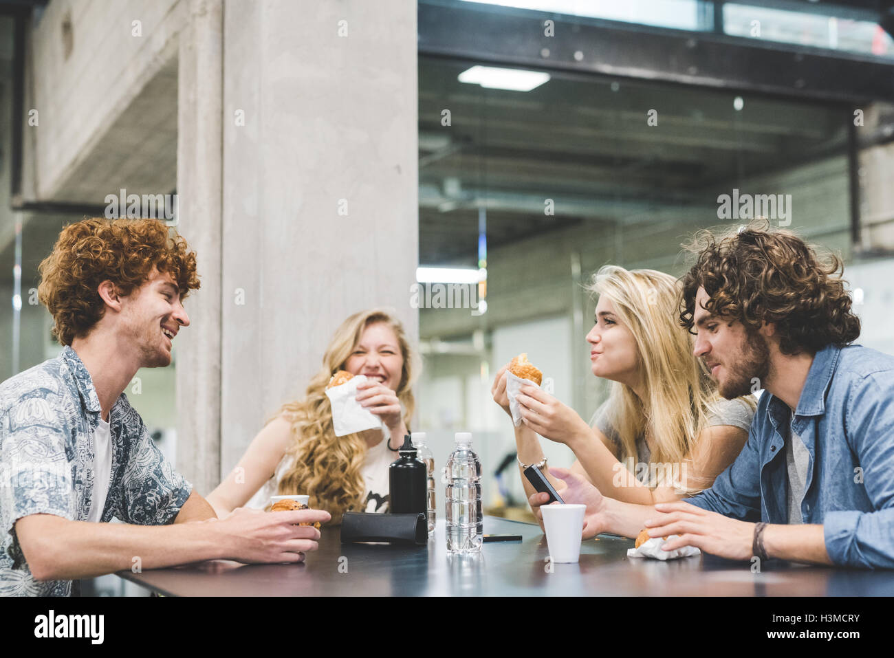 Co-lavoratori aventi pausa mattutina a tavola Foto Stock