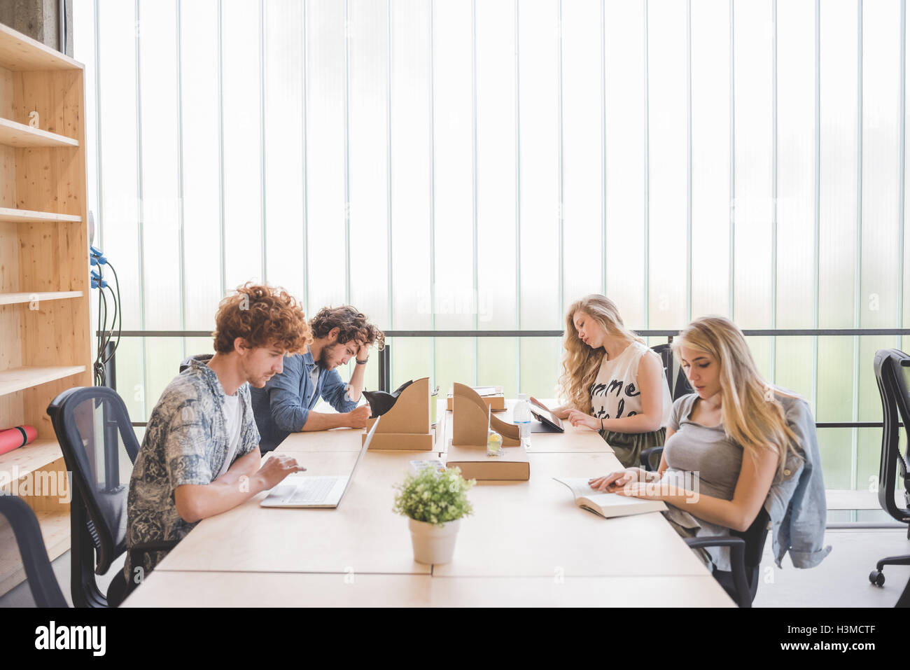 I collaboratori che lavorano in ufficio open space Foto Stock