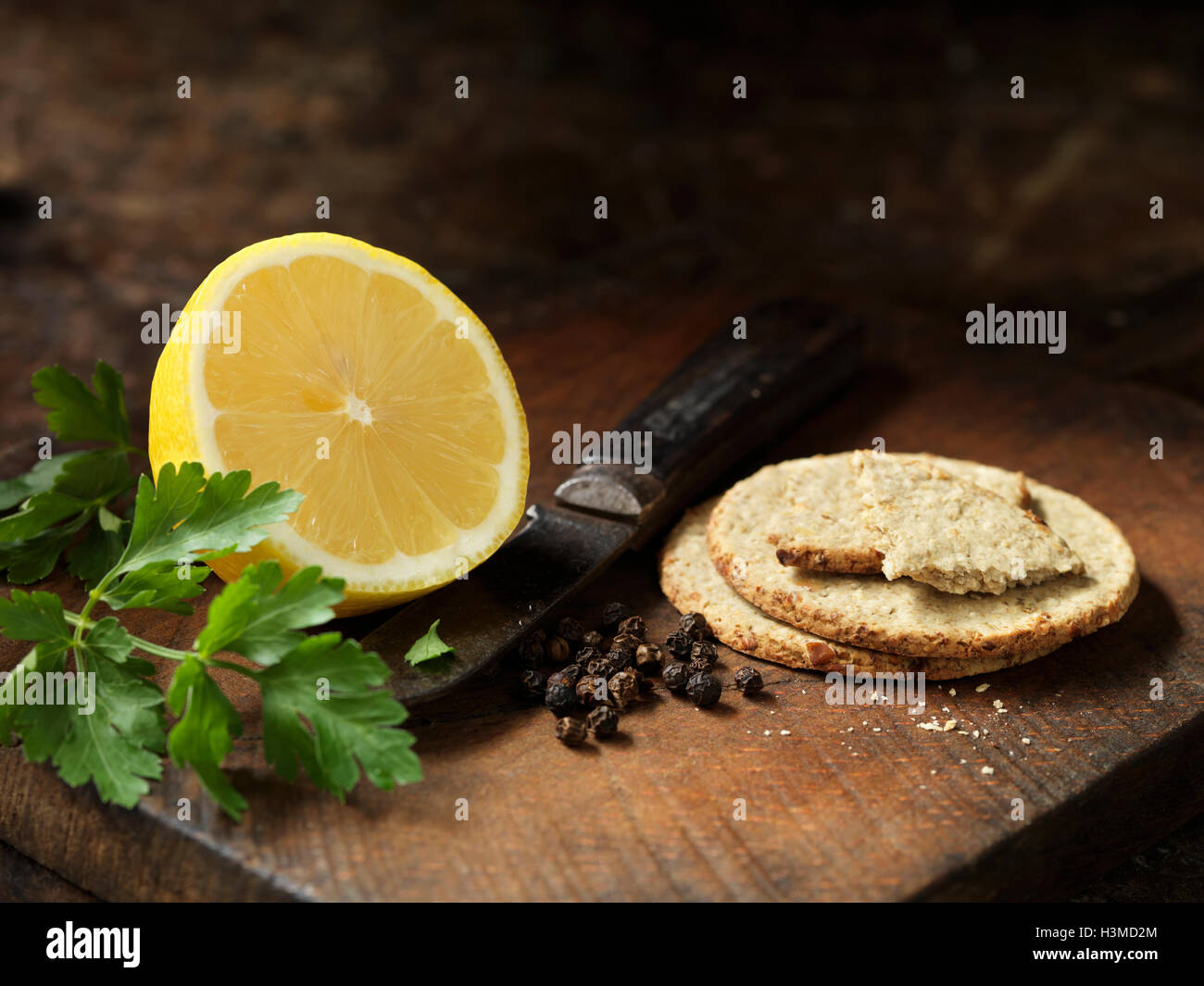 Biscotti di avena, grani di pepe, mezzo limone e coriandolo Foto Stock