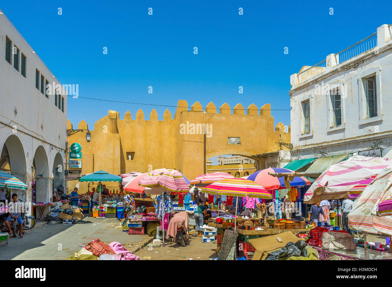 Il souq al Bab Jebli gates non è meta turistica, così radicalmente diverso da pulito ed ordinato dei mercati resort a Sfax. Foto Stock