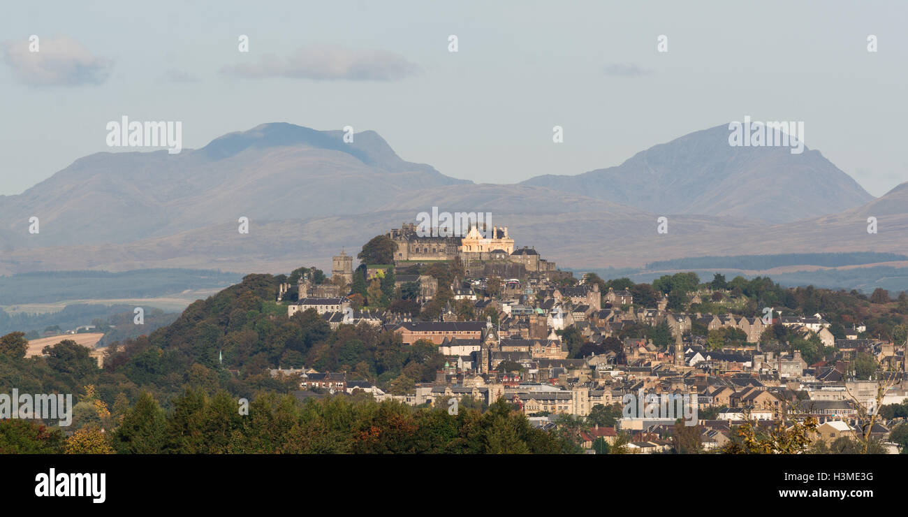 Il Castello di Stirling sopra la città di Stirling, in Scozia, con due munros - Stuc un chroin (sinistra) e Ben Vorlich (destra) Foto Stock