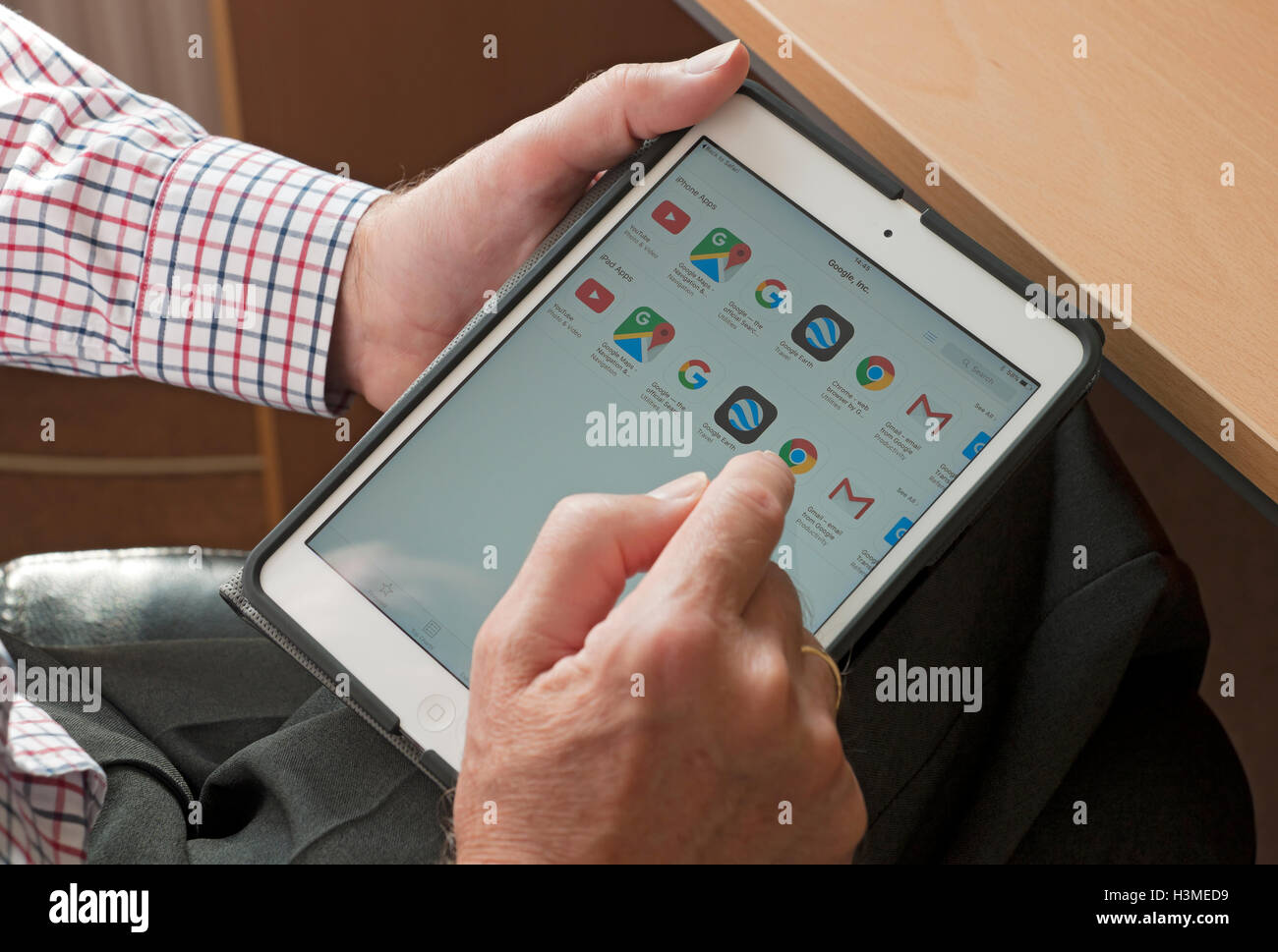 Primo piano di persona che guarda l'app Google apps su tablet ipad Inghilterra Regno Unito GB Gran Bretagna Foto Stock