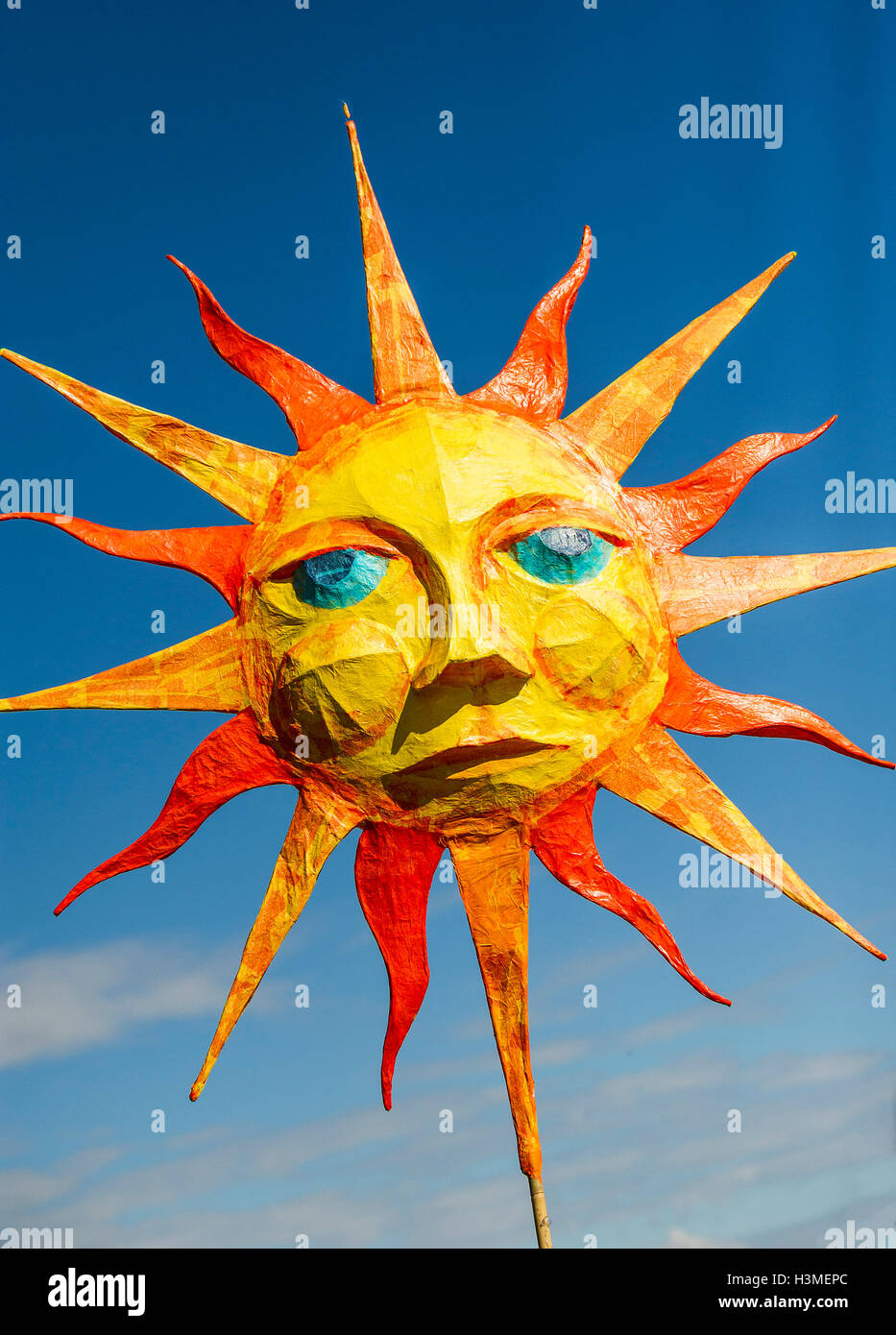 La cartapesta rappresentazione del sole nel Festival Penryn in Cornovaglia Foto Stock