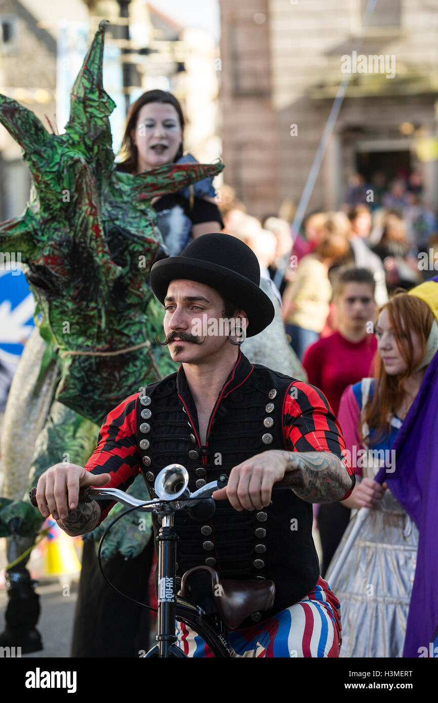 Caratteri nel Festival Penryn processione. Foto Stock