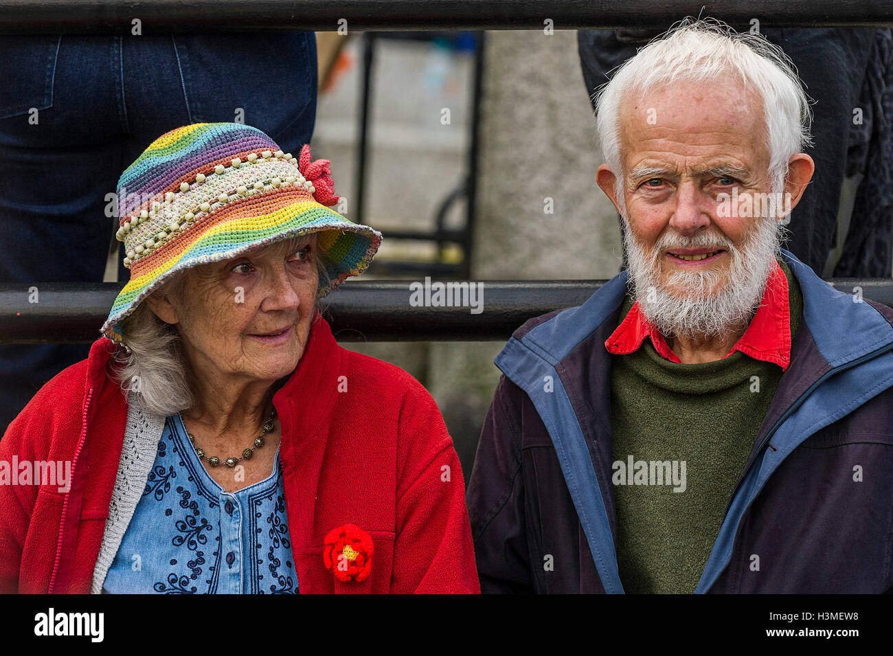 Una coppia di anziani del Pernryn Festival in Cornovaglia Foto Stock