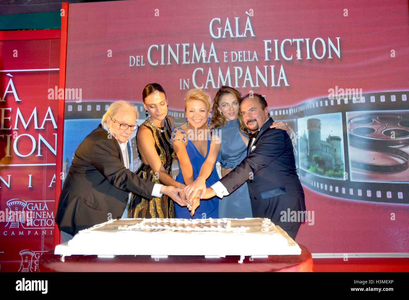 Castellammare di Stabia, Italia. 08 ott 2016. Ottava edizione della serata di Gala del cinema e fiction in Campania. Nella foto: Antonio Casagrande, Shalana Santana, Valeria della Rocca, Giulia andò e Maurizio Casagrande. L'ottava edizione della serata di Gala del cinema e fiction della Campania, un evento creato e prodotto da Valeria Della Rocca con la direzione artistica di Marco Spagnoli, si è conclusa venerdì 7 ottobre con la cerimonia di premiazione che si è tenuta presso il castello medievale di Castellammare di Stabia. © Maria Consiglia Izzo/Pacific Press/Alamy Live News Foto Stock