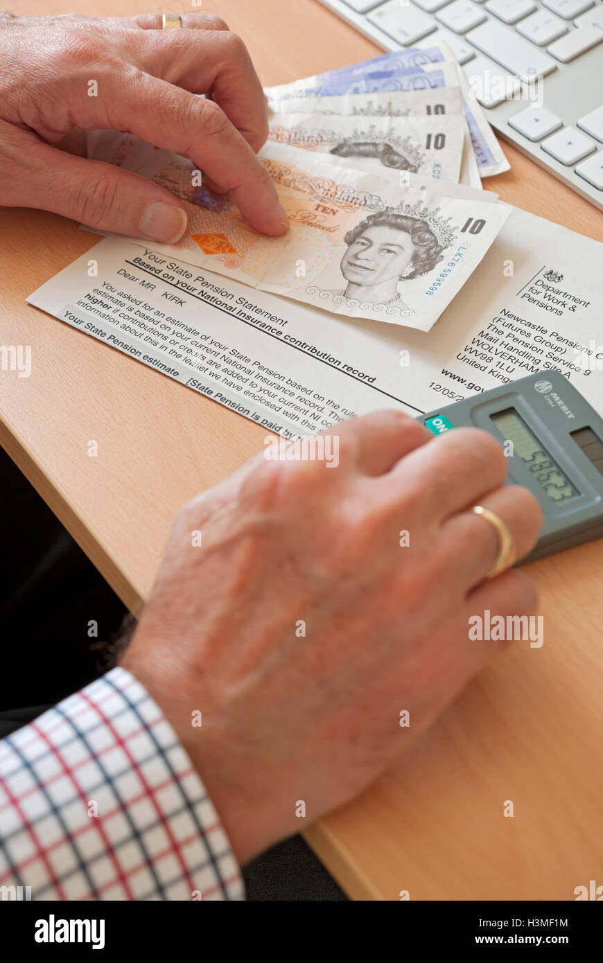 Uomo persona che legge che esamina il calcolo della lettera di denaro pensionistico statale del governo inglese Regno Unito Regno Unito Gran Bretagna Foto Stock