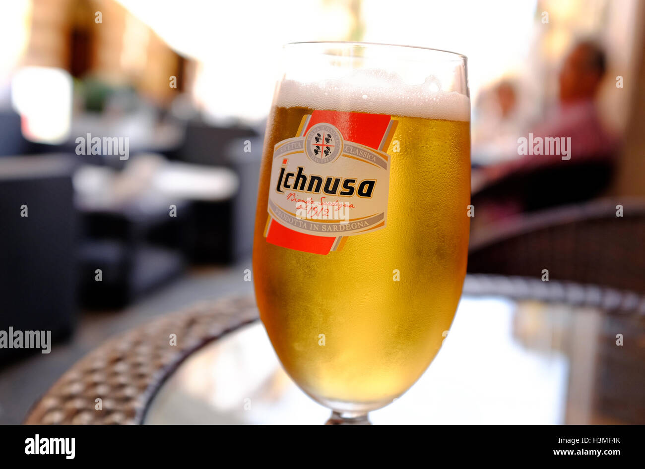 Ichnusa birra in bicchiere freddo Foto Stock