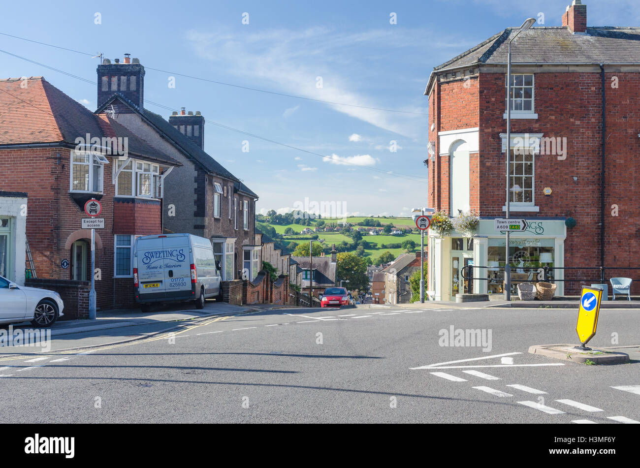 Visualizza in basso alto marciapiede e King Street a Belper, Derbyshire Foto Stock