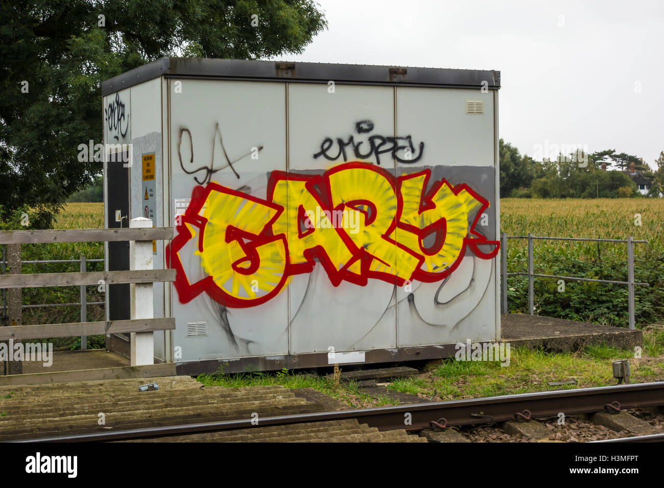 Vistosi graffito sulla parete di bordo pista costruzioni ferroviarie Milton Cambridge Cambridgeshire England 2016 Foto Stock