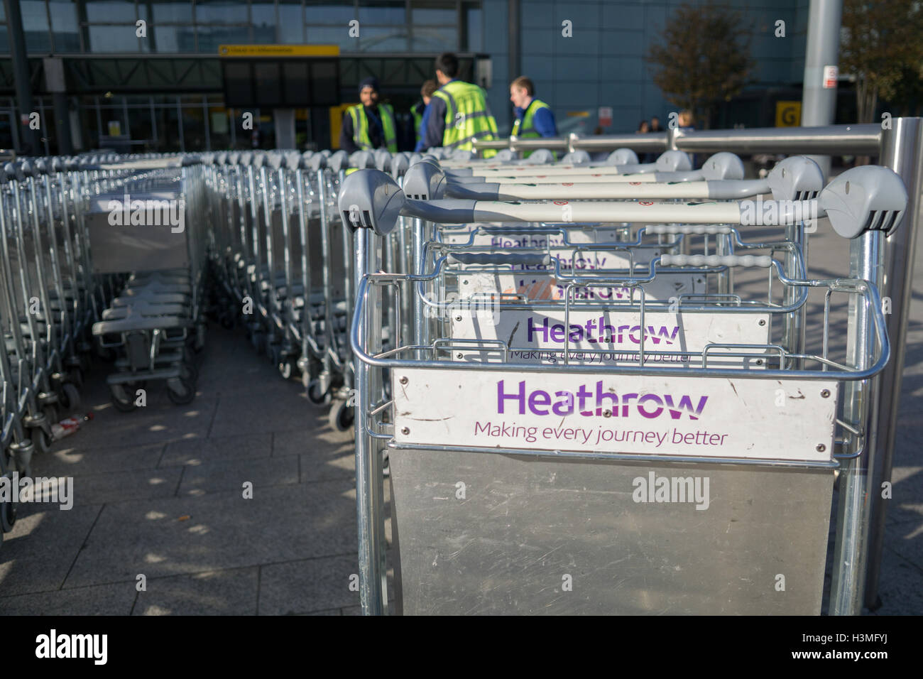 Carrelli per bagagli fuori di Heathrow Terminal 3,Londra,U.K. Foto Stock