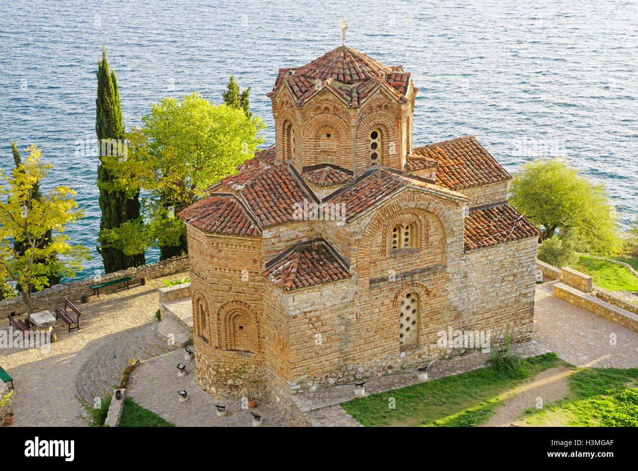 Sveti Jovan (San Giovanni il Teologo) Kaneo macedone chiesa ortodossa sopra Kaneo spiaggia del lago di Ohrid Macedonia. Foto Stock