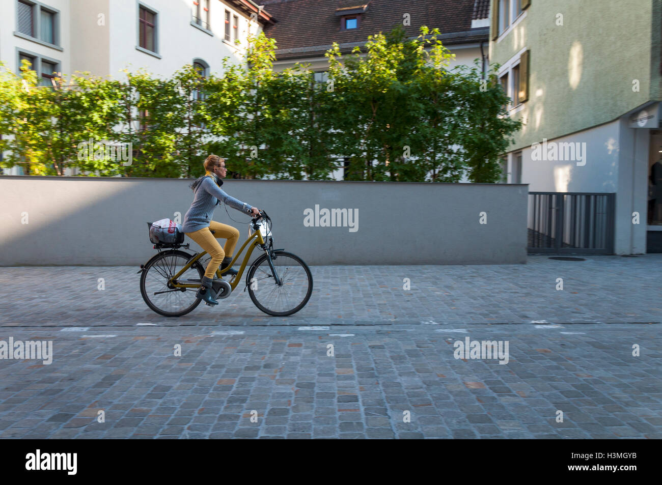 Donna ciclista a San Gallo in Svizzera Foto Stock