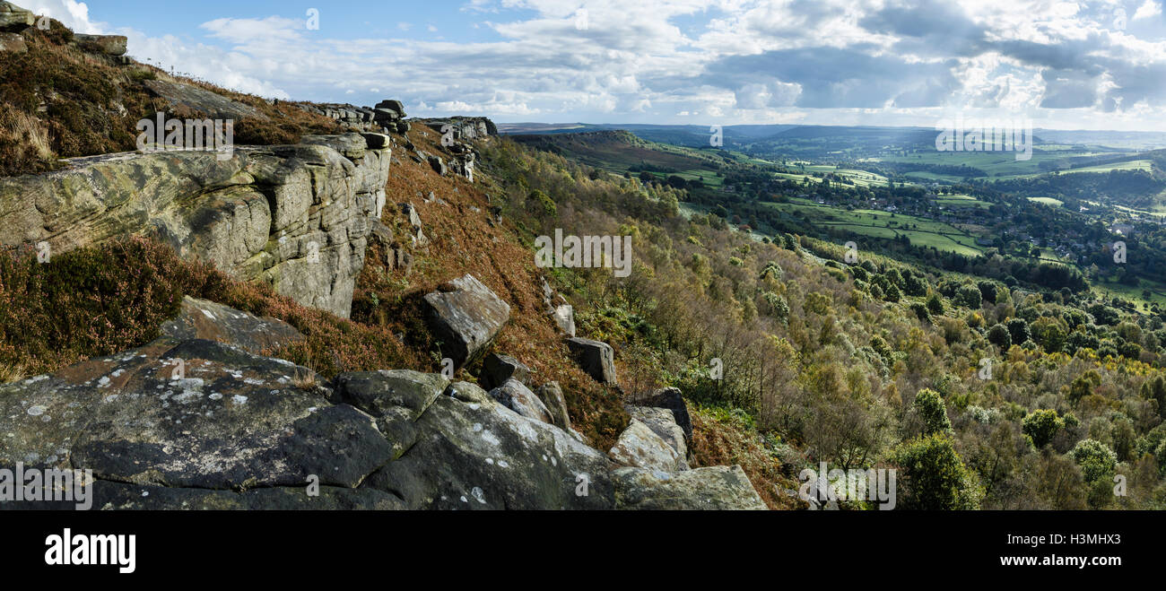 Vista panoramica del bordo Curbar e Derwent Valley, il Parco Nazionale di Peak District Derbyshire. Foto Stock