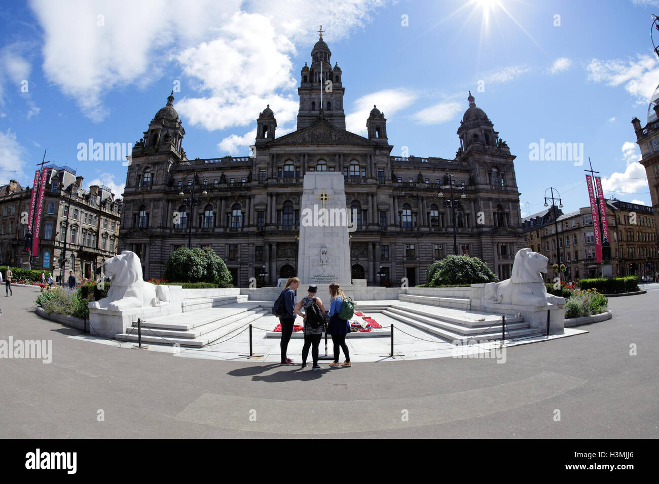George Square e la city chambers con il cenotafio in Glasgow city centre centre di gente del posto e turisti rilassatevi e godetevi il sole Foto Stock