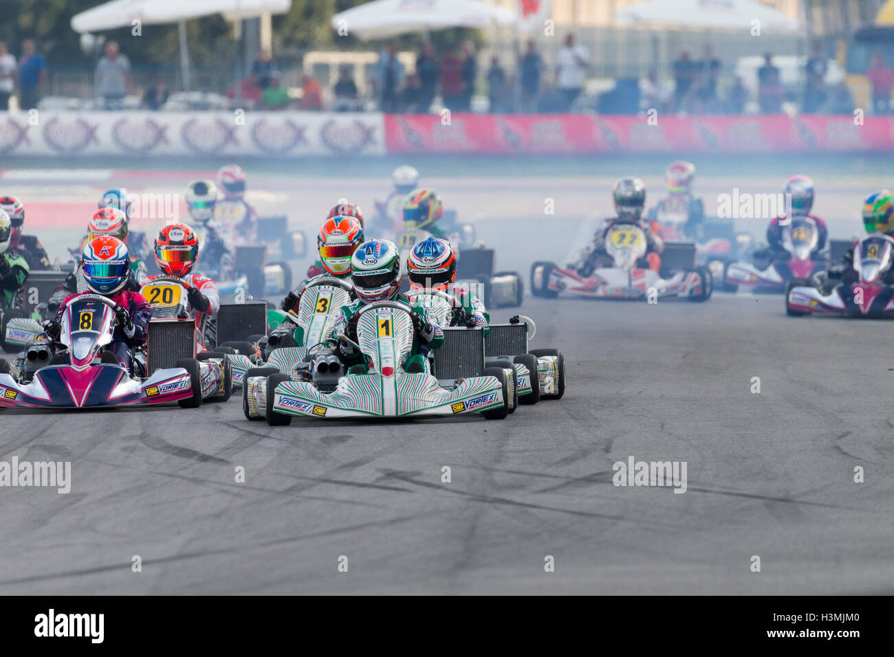 Adria, Rovigo (Italia) - Ottobre 1, 2016: Karting prepararsi a lasciare la griglia all'inizio durante la gara uno a Adria Karting Foto Stock