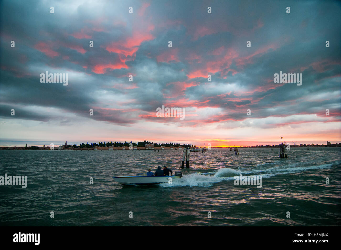 Una vista di sunrise dell isola di San Michele, il cimitero di Venezia. Foto Stock