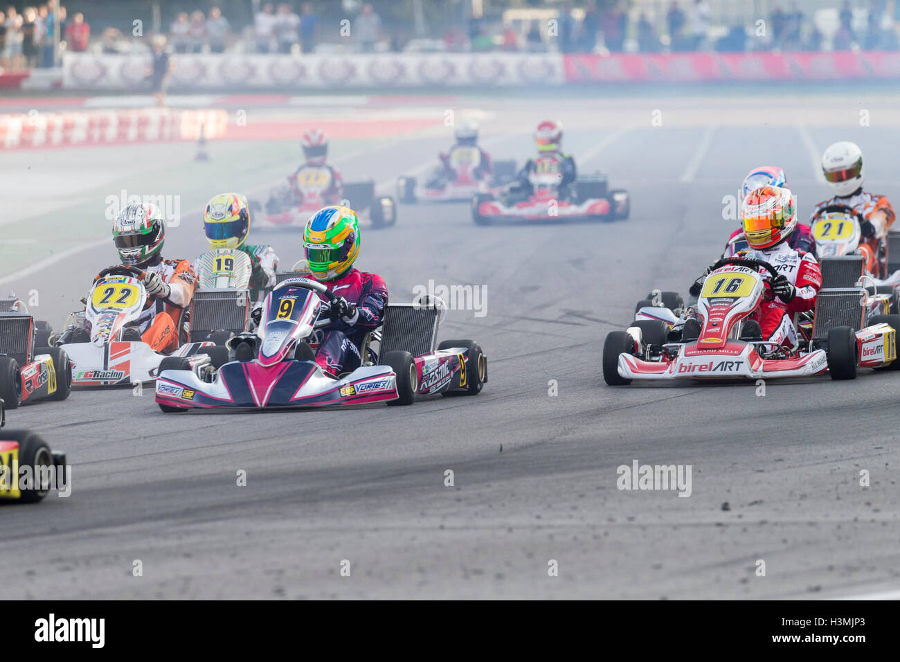 Adria, Rovigo (Italia) - Ottobre 1, 2016: Karting prepararsi a lasciare la griglia all'inizio durante la gara uno a Adria Karting Foto Stock
