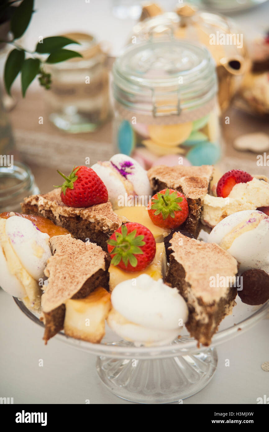 Una selezione di pretty dolci English tea party Foto Stock