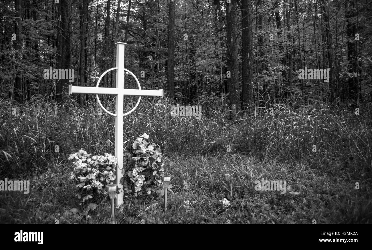 Persona sconosciuta grave marcatore in un bosco di latifoglie. Foto Stock