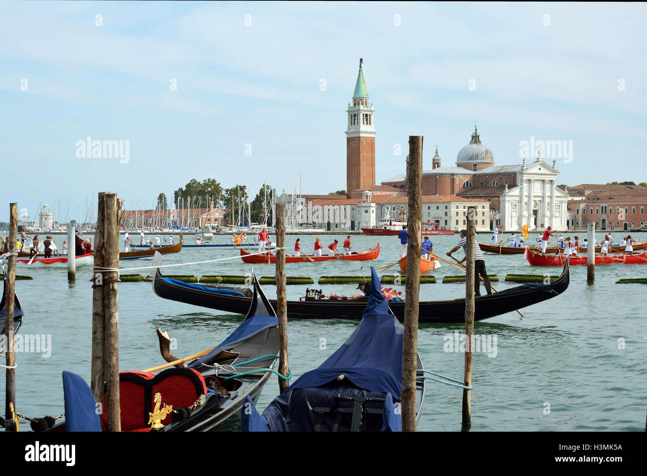 Imbarcazioni storiche parade prima l'Isola di San Giorgio Maggiore nella laguna di Venezia in Italia. Foto Stock