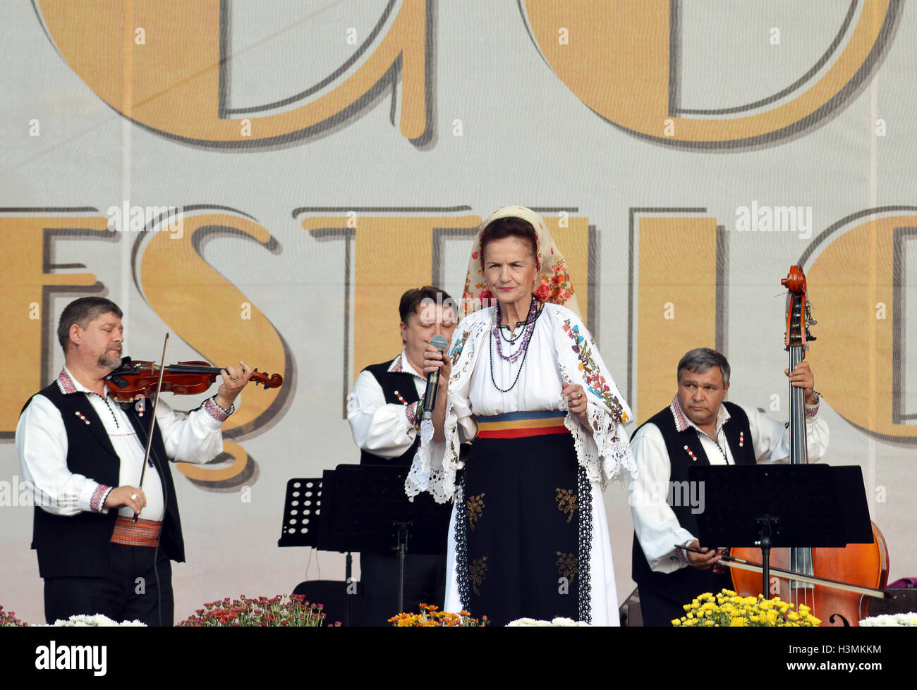 Bucarest, Romania - 2 ottobre 2016: tradizionale Rumena i musicisti folk eseguire su un palcoscenico libero in Piata Constitutiei Foto Stock