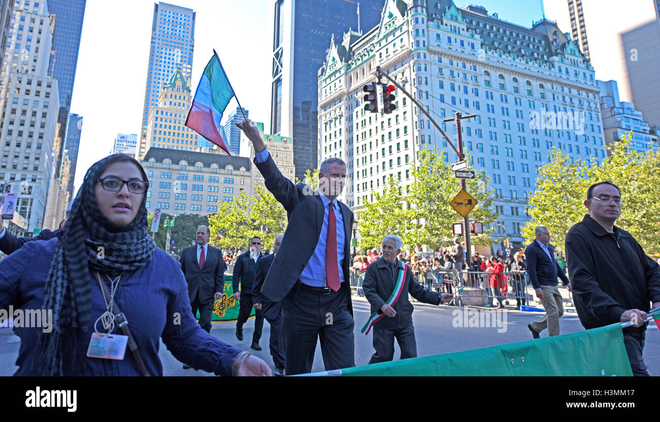 La città di New York, Stati Uniti. 10 ottobre, 2016. La 72a Columbus annuale parata del giorno riempito la Quinta Avenue da 44a a 72a strade. Grand Marshal Robert La Penta & ospiti onorati chef Mario Batali jones NYC mayor Bill de Blasio, il senatore Charles Schumer, e membri del New York City Council per celebrare tutte le cose italiane. Credito: Andy Katz/Pacific Press/Alamy Live News Foto Stock