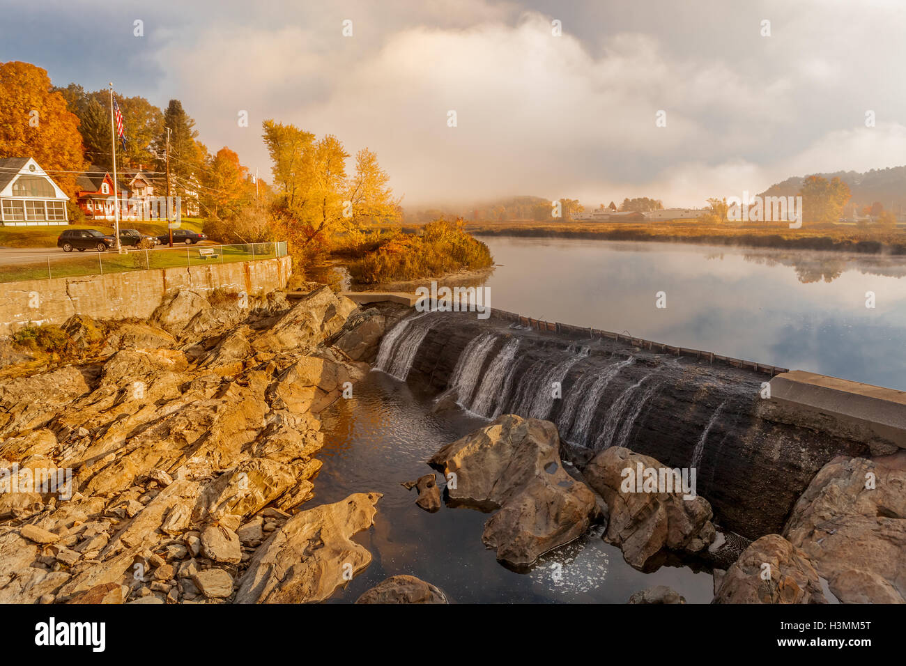 Il paesaggio della spinta Ammonoosuc anomalia al di sotto della città di Lisbona diga sul fiume Ammonoosuc a sunrise. Ubicazione Lisbona, New Hampshire, Stati Uniti d'America. Foto Stock