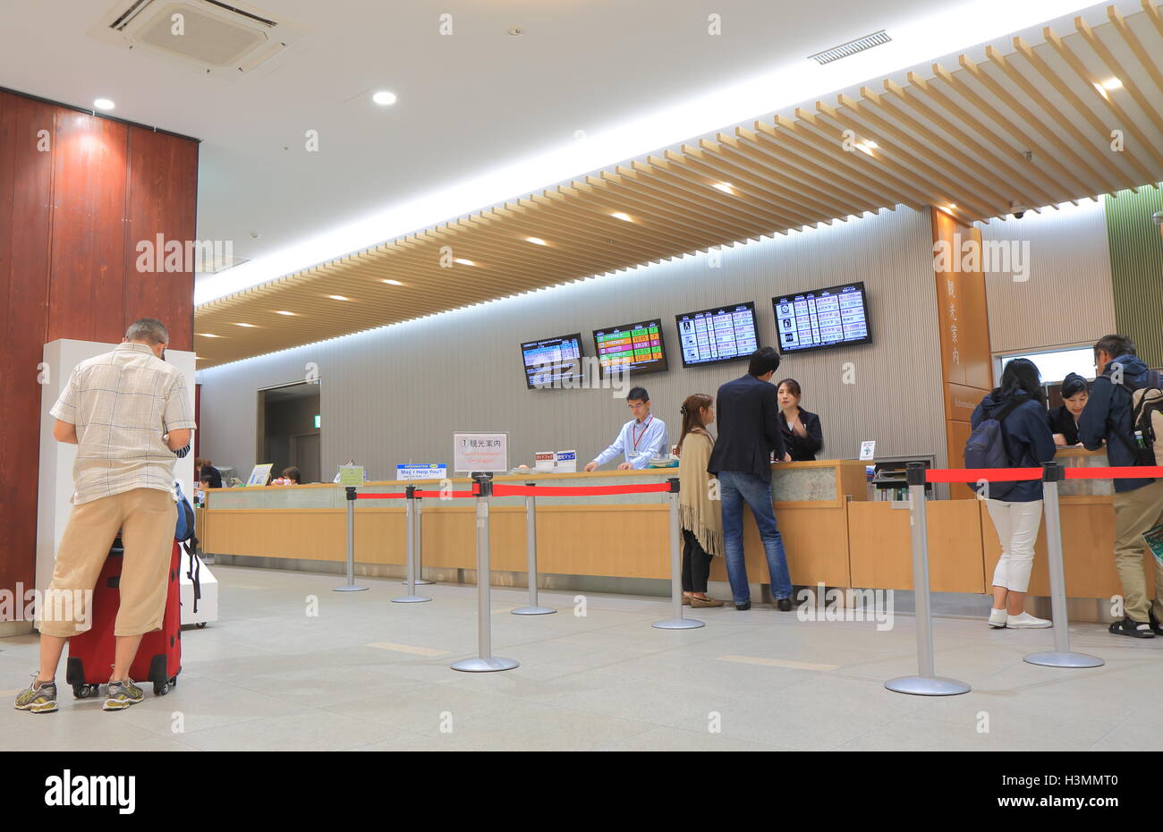 La gente visita centro informazioni turistiche a Kanazawa stazione ferroviaria a Kanazawa Giappone Foto Stock