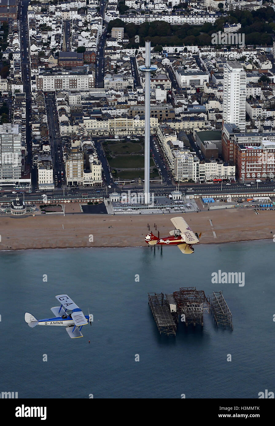 È sotto embargo per 1030 Martedì 11 ottobre un inglese Tiger Moth DH82A (sinistra) e un canadese aria di viaggio 4000 sorvolare in Brighton East Sussex durante una chiamata di foto per vintage bi-aerei prima dell'annuncio di 8.000 miglia aria Vintage Rally. L'avventura di aviazione, in tutta l Africa con 10 squadre internazionali, in grado di ricreare i giorni pionieristici del volo dagli anni Venti del Novecento la prova della capacità dei piloti e degli aeromobili, mentre la raccolta di fondi per la carità. Foto Stock