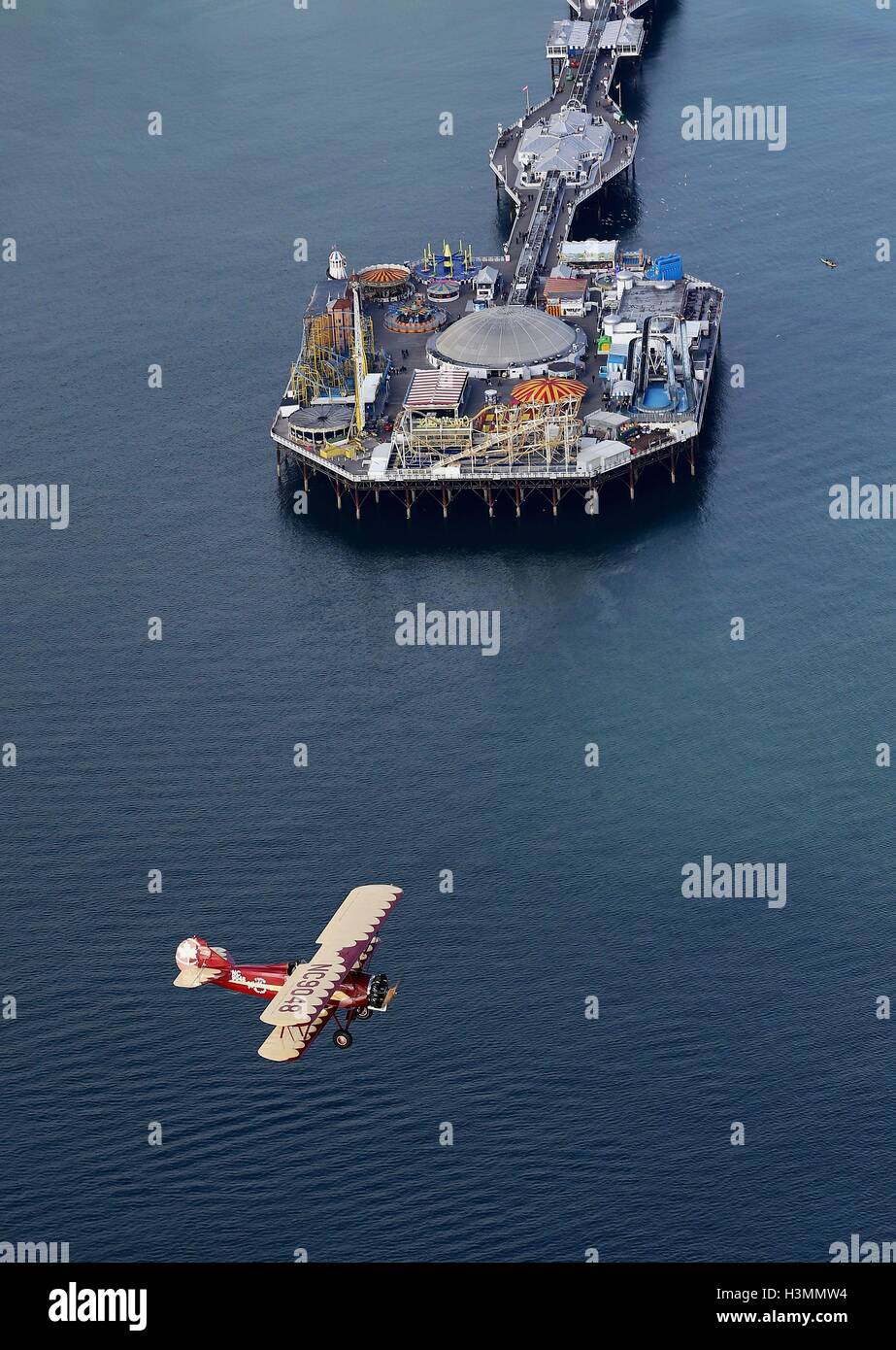 Una Canadian Travel Air 4000 vola su Brighton nel Sussex orientale durante una telefonata per un biplano d'epoca prima dell'annuncio di un Rally aereo d'epoca di oltre 8,000 miglia. L'avventura aerea, in tutta l'Africa con 10 squadre internazionali, ricreerà i giorni pionieristici del volo dagli anni venti testando le abilità dei piloti e degli aerei, raccogliendo fondi per la carità. Foto Stock