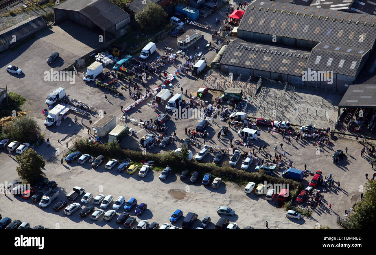 Vista aerea di persone si sono radunate per una domenica mattina il bagagliaio della vettura in vendita in Cheshire, Regno Unito Foto Stock